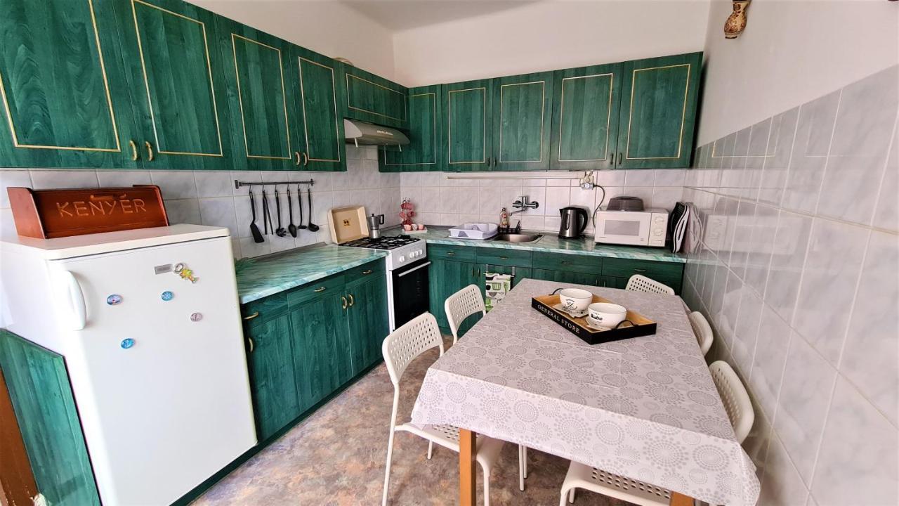 Vitorlás Apartman Sarvar Exterior foto